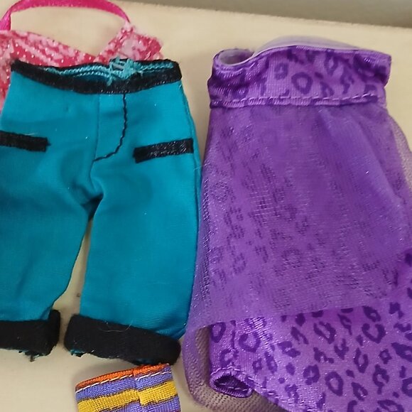 Assorted Monster High clothing and accessories - Picture 9 of 14